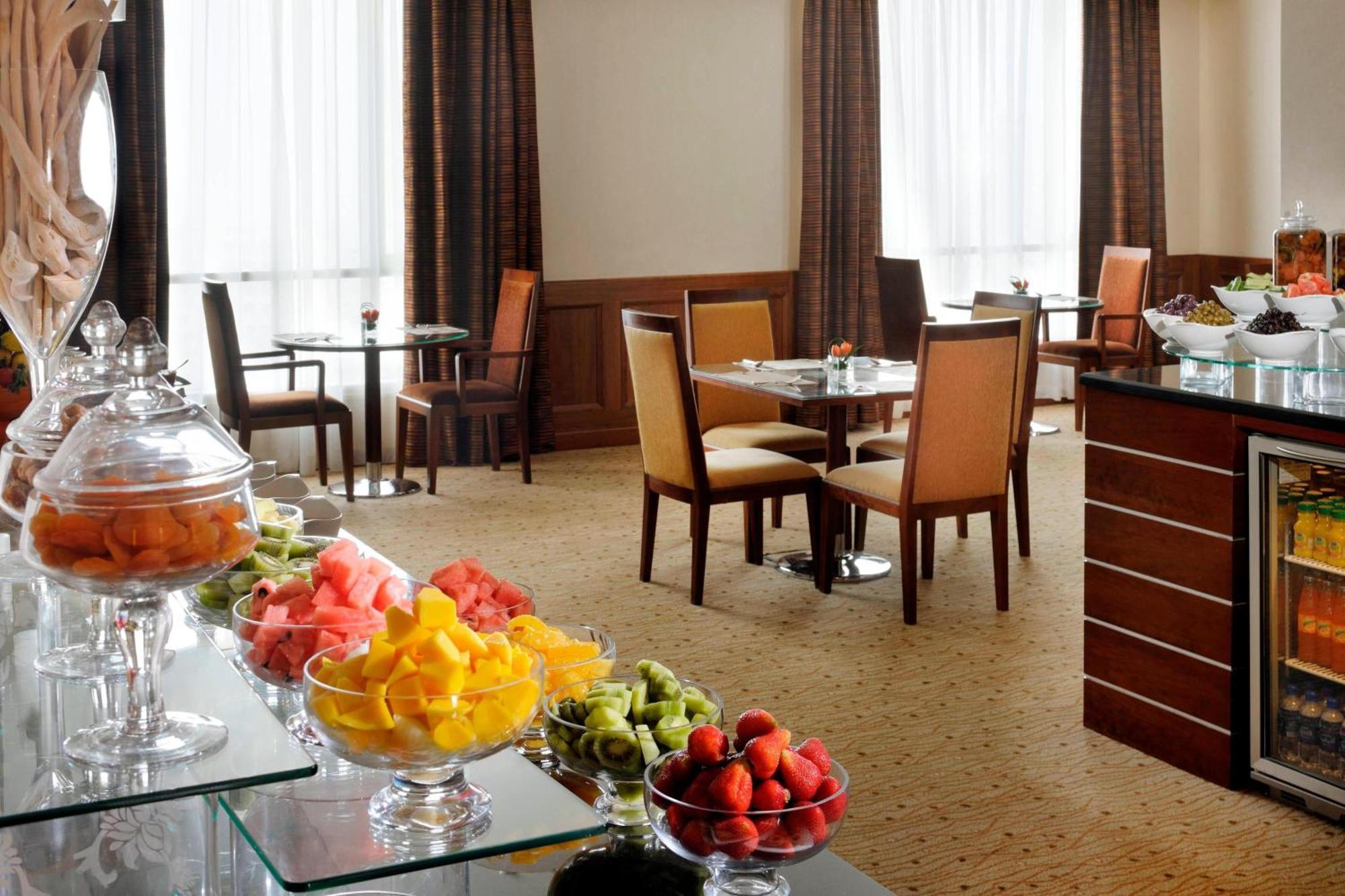 Courtyard By Marriott Кувейт Экстерьер фото
