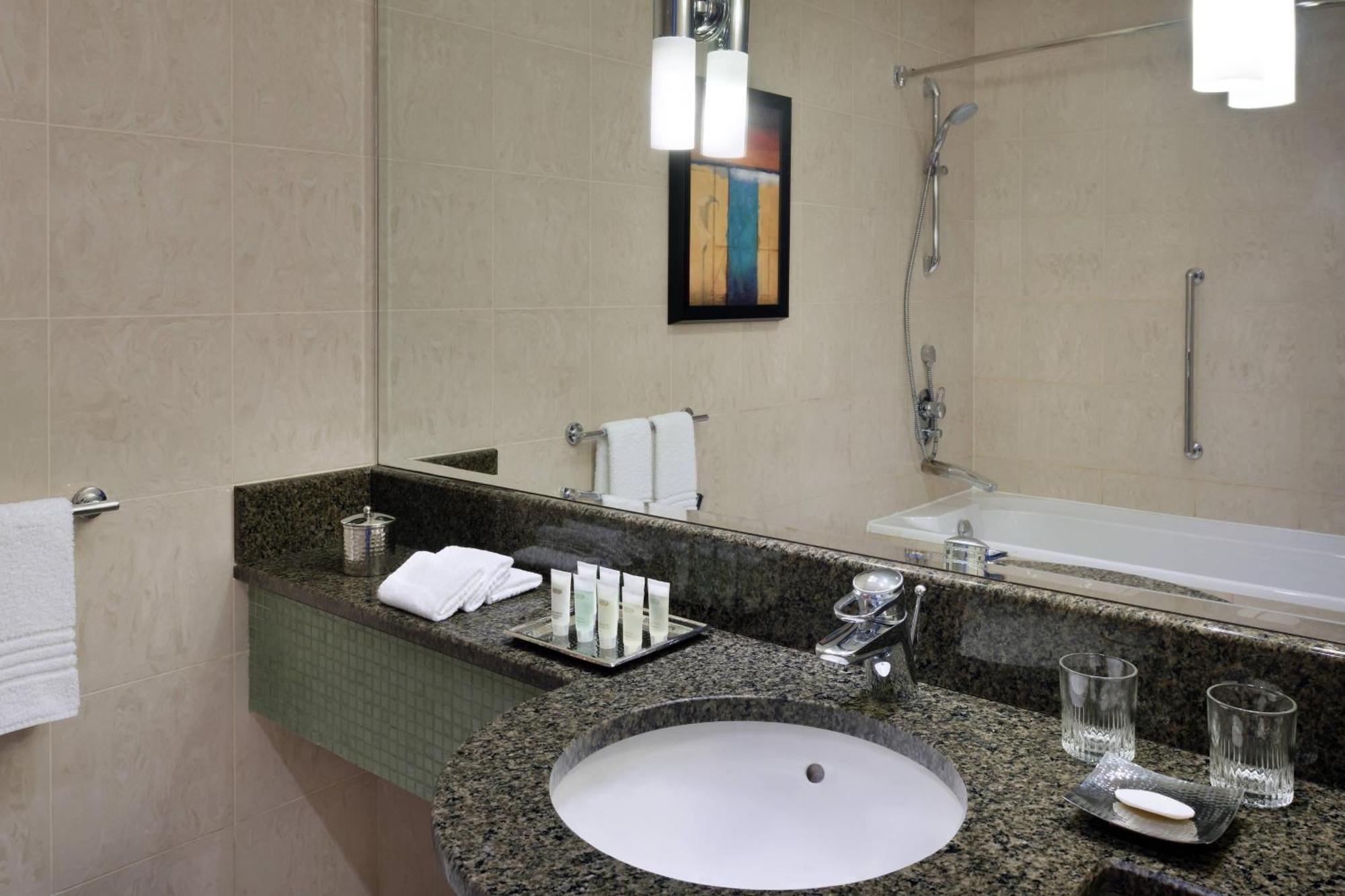Courtyard By Marriott Кувейт Экстерьер фото