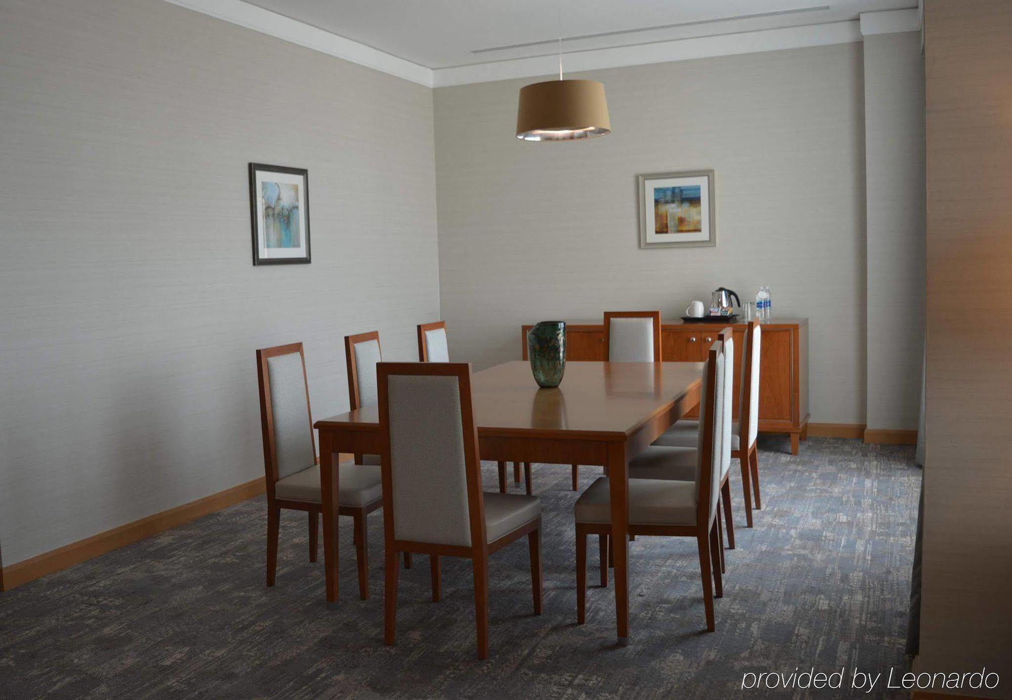 Courtyard By Marriott Кувейт Экстерьер фото