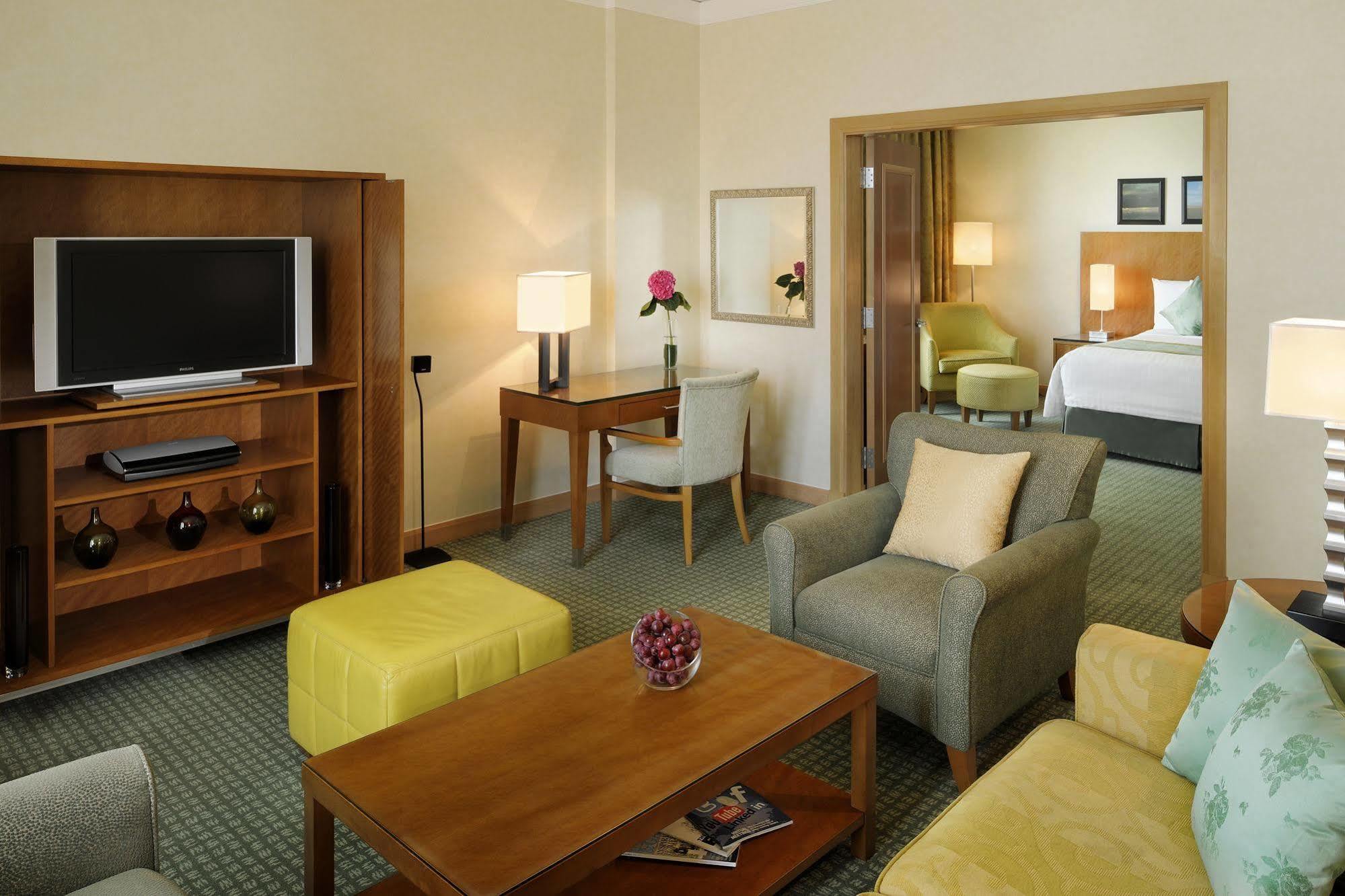 Courtyard By Marriott Кувейт Экстерьер фото