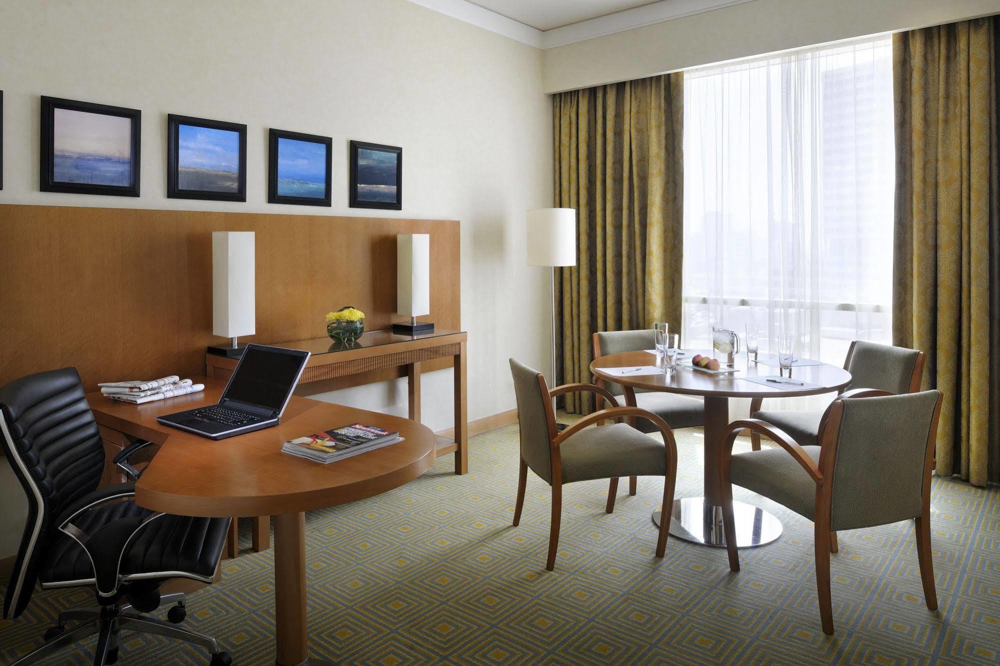 Courtyard By Marriott Кувейт Экстерьер фото